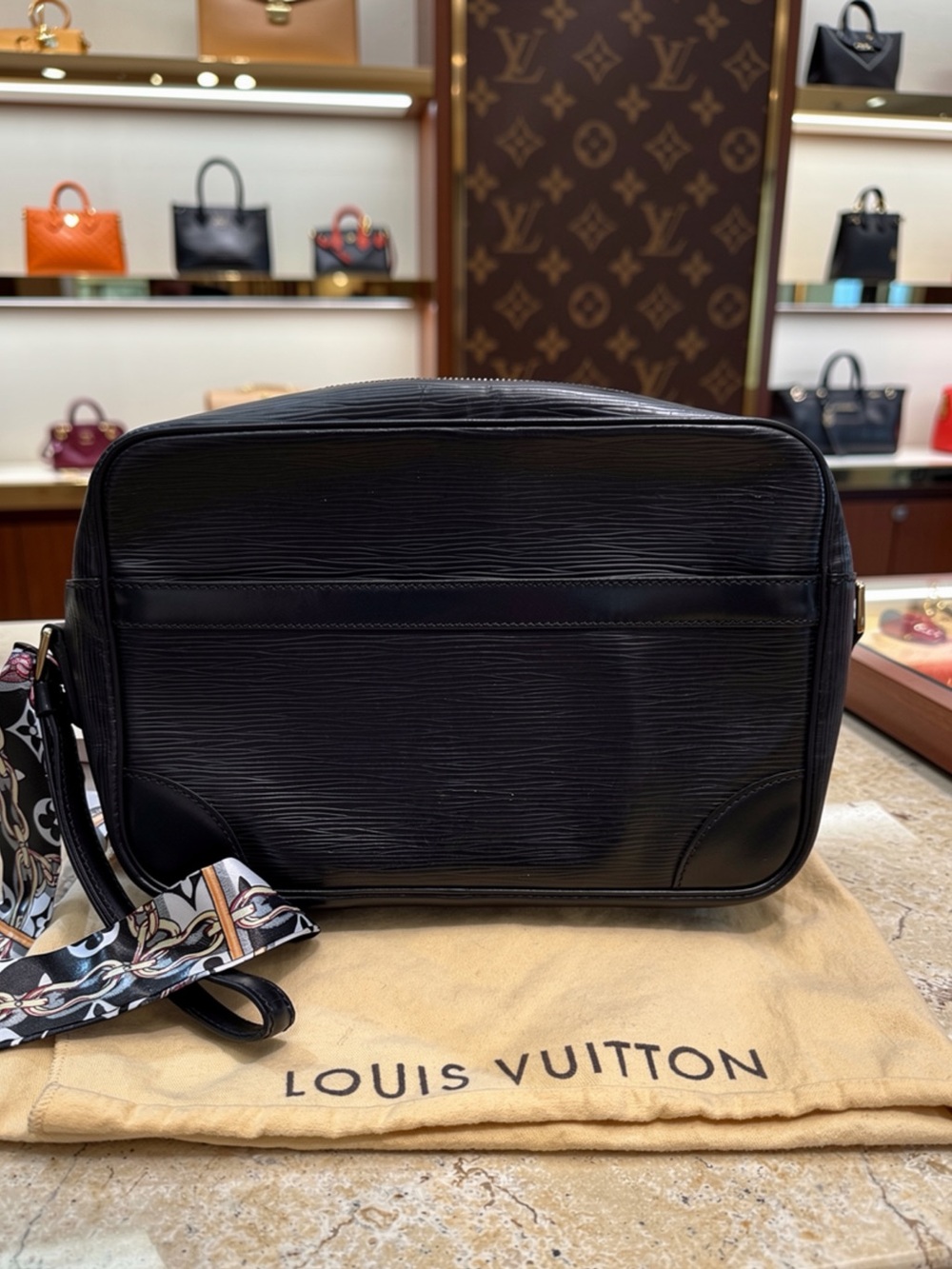 Vintage Louis Vuitton Epi Trocadero 27